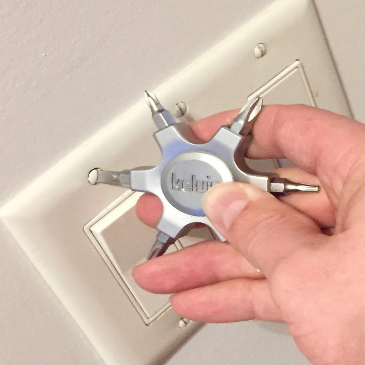 Tightening a wall plate screw with a Kelvin 07 spinner